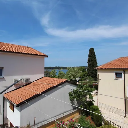 Πανσιόν And Bella Vista 3*